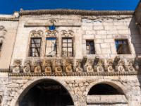 Aufgelassenes türkisches Haus mit Verzierungen in der Altstadt von Uçhisar
